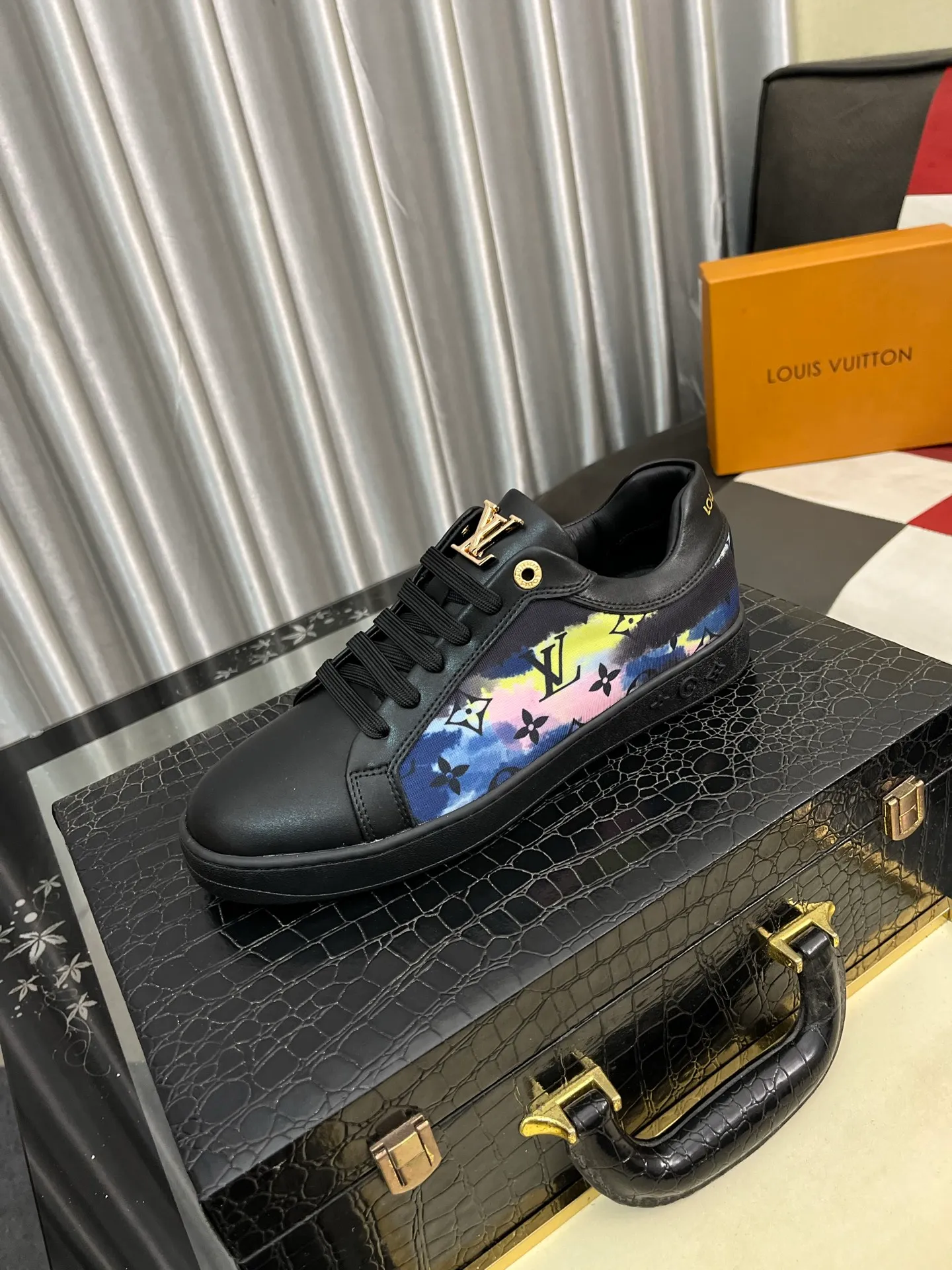 Men's shoes💰400⌚️⌚️"LV" latest men's casual shoes, genuine leather lining, rubber wear-resistant outsole, fine lines and beautiful strips, not too much decoration, European and American style, comfortable and high-end, code number: 38 to 44 45 can be customized, 3️⃣colors are available